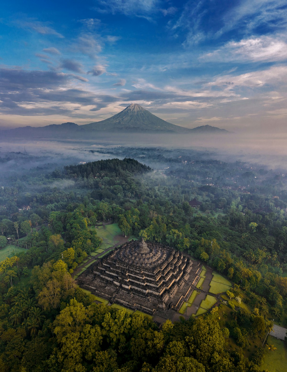 Candi Borobudur di Yogyakarta dari udara